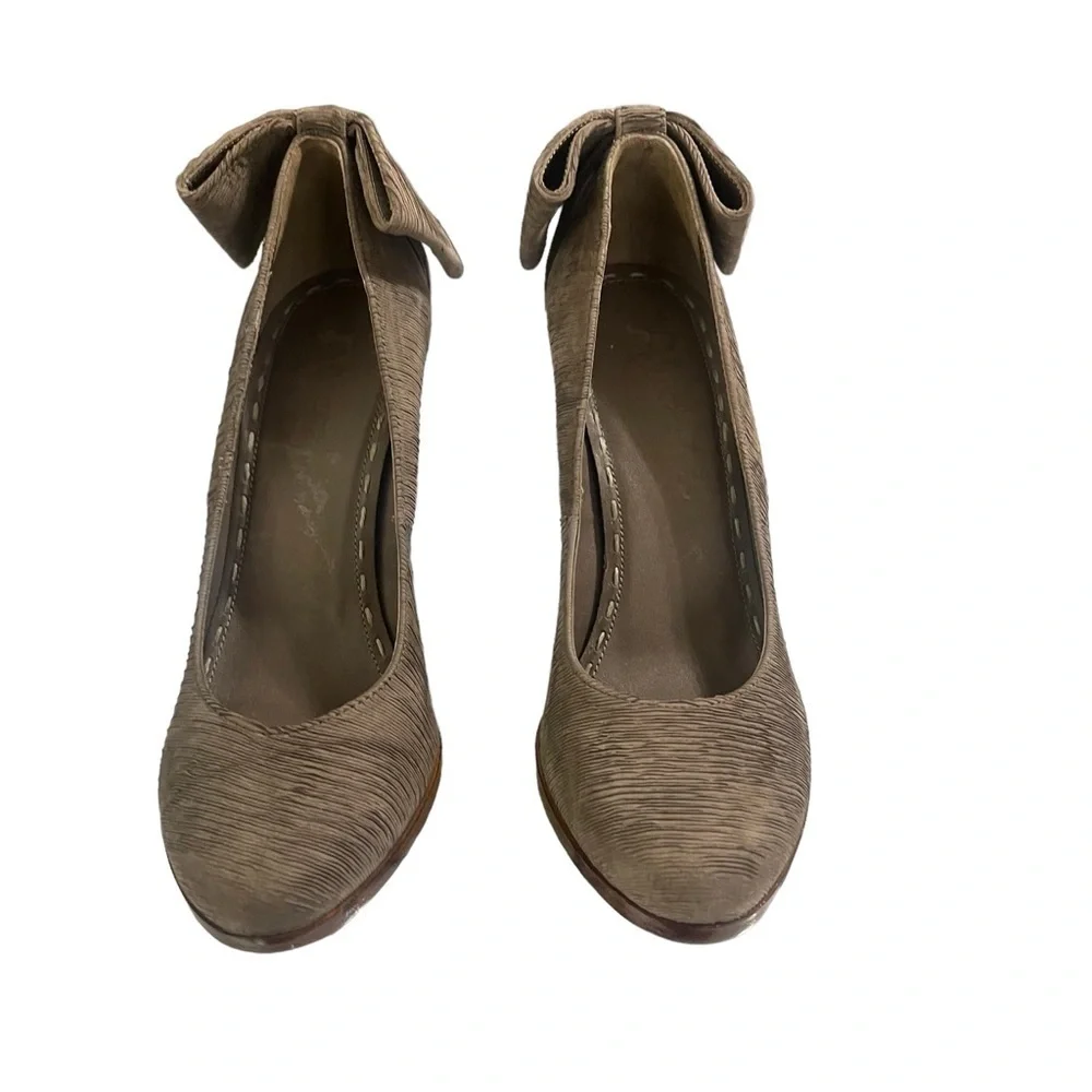 Alice + Olivia Bow Suede Pump Wooden Heel Size 38 Brown